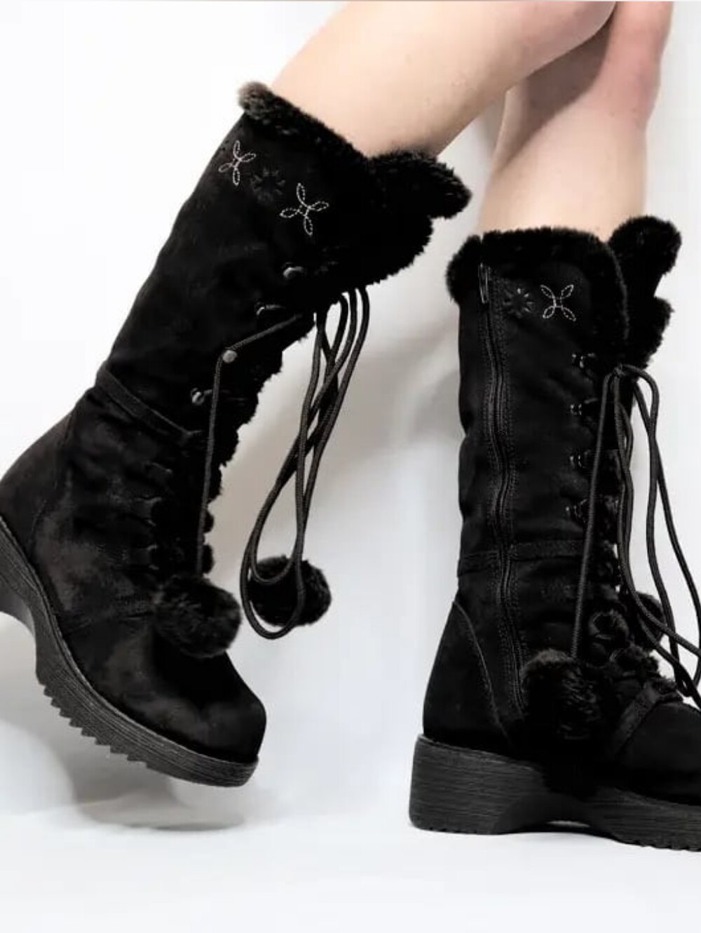 Y2K 🖤 pom-pom black vintage faux fur winter boots size 8